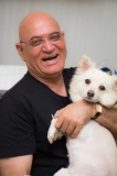 Dr. Madan Kataria und sein Hund Happy