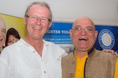 Dr. Madan Kataria uund ich nach meiner Tanz-Lachyoga-Session