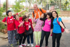 Größenunterschiede mit den Shopping-Yoga-Queens aus Malaysien