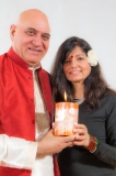 Dr. Madan Kataria und Madhuri Kataria mit der "World Peace Flame"